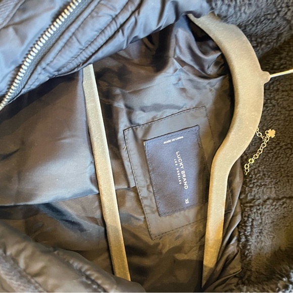XS Lucky Brand quiltsed coat with fleece lined hood.  Warm and high quality - Picture 8 of 9